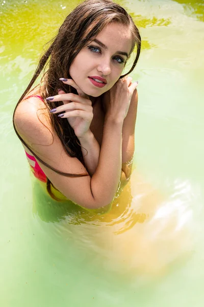 Modelo molhado toma banho e nada em roupas, roupas molhadas, Wet Look feminino, sauna e piscina — Fotografia de Stock