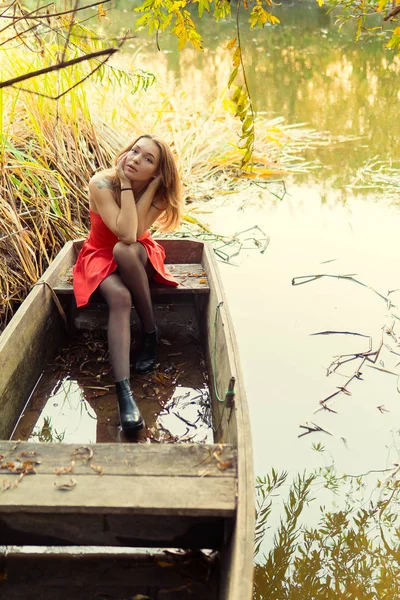 Een vrouw is poseren voor een camera in een park van de herfst. herfst fotoshoot. Herfst in het park. — Stockfoto