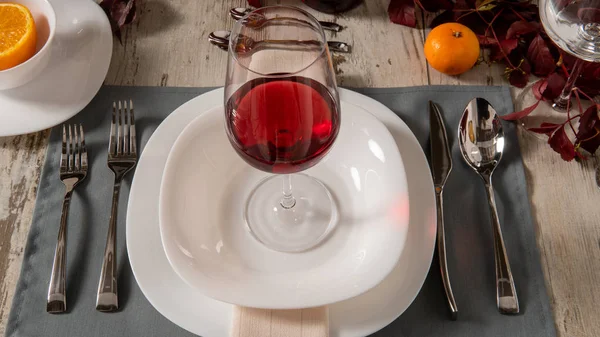 Mesa rústica con flores rosadas y vela sobre mesa de madera clara. Decoración de vacaciones en estilo Provenza. Cena romántica. Gastos generales —  Fotos de Stock