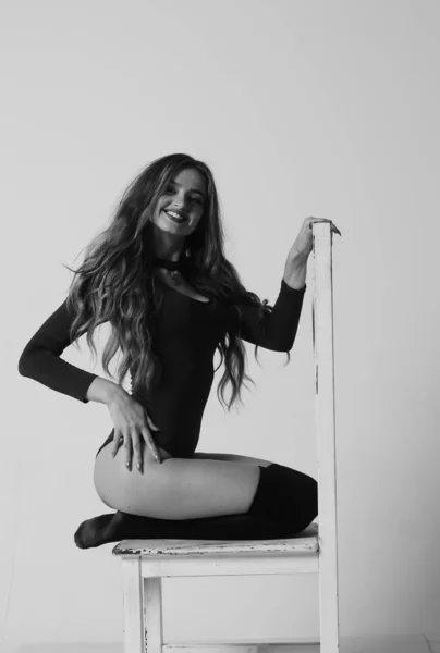 Молода щаслива фітнес-дівчина зі спортивним тілом позує в студії на — стокове фото