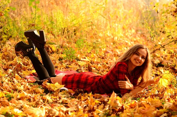 Photo de mode en plein air de jeune belle dame entourée feuilles d'automne — Photo