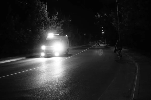 Bela rua à noite em Sibiu, Roménia — Fotografia de Stock