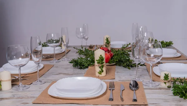 Bella tavola apparecchiata con fiori di lavanda su sfondo di legno — Foto Stock