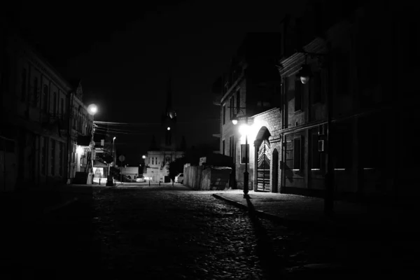 Krásná ulice v noci v Sibiu, Rumunsko — Stock fotografie