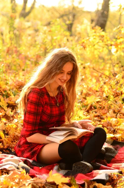 Outdoor fashion photo of young beautiful lady surrounded autumn — Stock Photo, Image