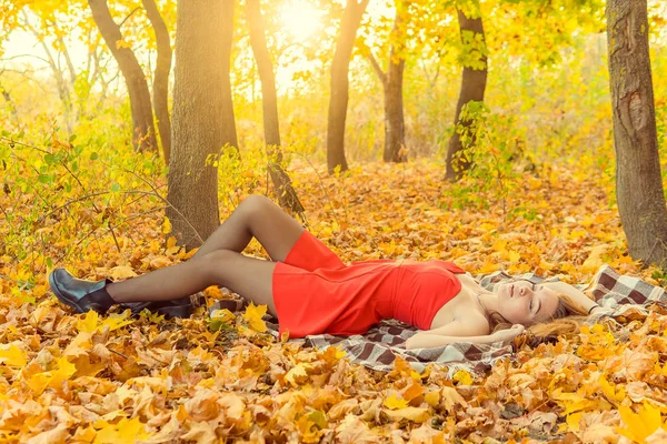 Bir kadın bir sonbahar Park bir kamera önünde poz. Sonbahar fotoğraf çekimi. Sonbahar Park. — Stok fotoğraf