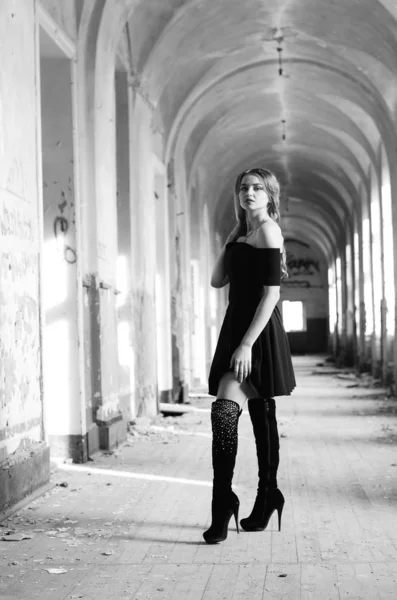 Young beautiful short hair blonde woman in black climbing the st — Stock Photo, Image