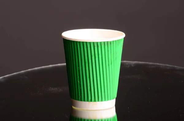 Kaffeetasse aus Papier im Café. — Stockfoto