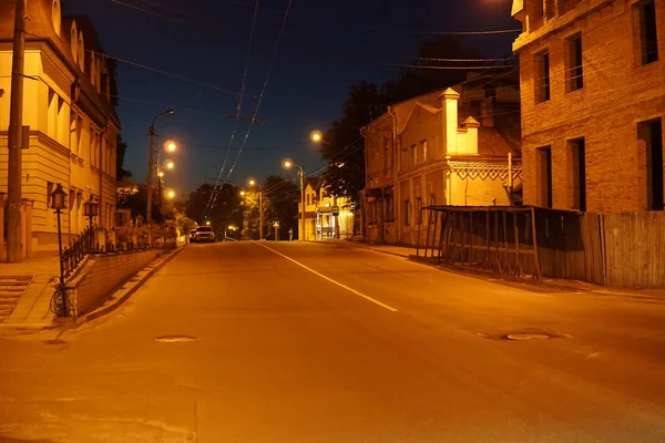 Dunkle Gasse und helle Wege in Hannover, Wimpel bei Nacht. — Stockfoto