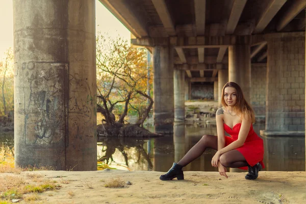 Een vrouw is poseren voor een camera in een park van de herfst. herfst fotoshoot. Herfst in het park. — Stockfoto