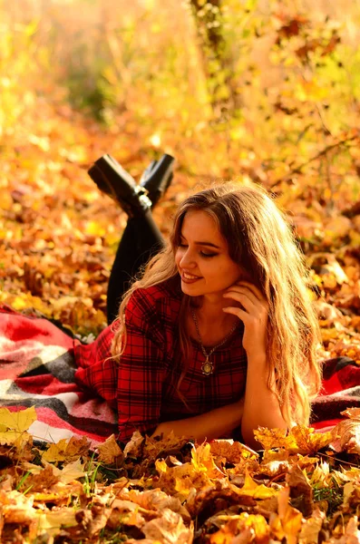 Outdoor fashion photo of young beautiful lady surrounded autumn — Stock Photo, Image