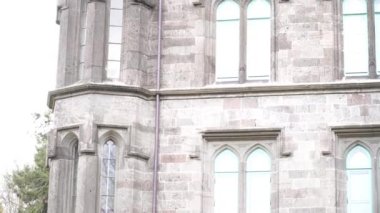 Karlstejn Kalesi 'nin etrafında kamera uçuşu. Avrupa