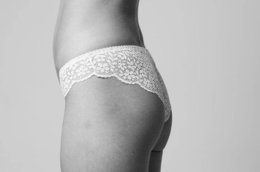 İç çamaşırlı zarif bir kadının portresi..