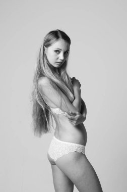 İç çamaşırlı zarif bir kadının portresi..