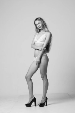 İç çamaşırlı zarif bir kadının portresi..