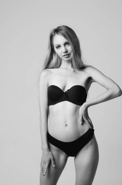 İç çamaşırlı zarif bir kadının portresi..