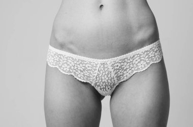 İç çamaşırlı zarif bir kadının portresi..