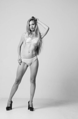 İç çamaşırlı zarif bir kadının portresi..