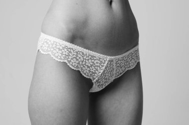 İç çamaşırlı zarif bir kadının portresi..