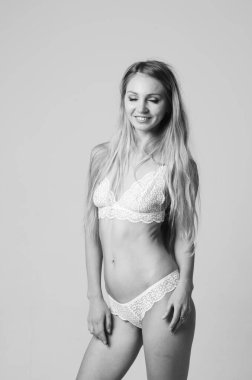 İç çamaşırlı zarif bir kadının portresi..