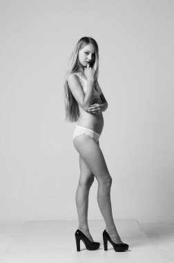 İç çamaşırlı zarif bir kadının portresi..