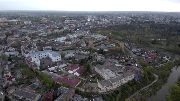 Gyönyörű panoráma Luck városkép közel a Lubart kastély. Kamera követés jobbról balra. — Stock Fotó