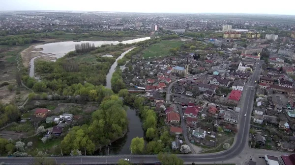 Gyönyörű panoráma Luck városkép közel a Lubart kastély. Kamera követés jobbról balra. — Stock Fotó