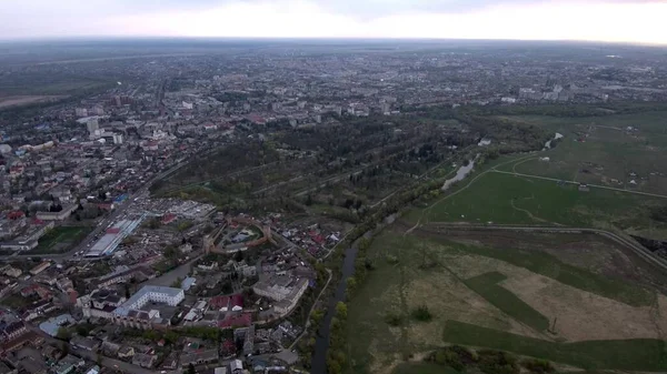 Piękna panorama Łuck Krajobraz miasta w pobliżu zamku Lubart. Namierzanie kamery od prawej do lewej. — Zdjęcie stockowe