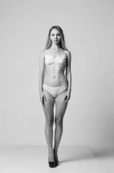 Portret van prachtige vrouw in lingerie zitten. — Stockfoto
