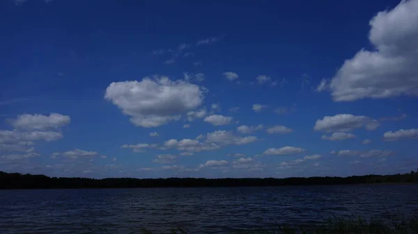 Timelapse - Flyttande moln över sjön — Stockfoto