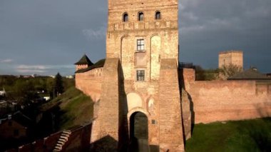 Eski kalenin havadan görünüşü. Ukrayna 'daki Lutsk Lubart Kalesi. Doğu Avrupa
