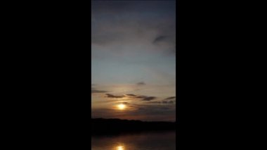 SERIES Kırmızı turuncu gün batımı gökyüzü video 4k kırmızı turuncu bulutlu zaman geçişi arkaplanı koyu mor gün batımı bulutu hızlandırılmış 4k akşam bulutları 4k karanlık günbatımı bulutları hareket ediyor