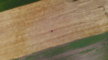 Boş kırsal yolda giderken çekilen beyaz üstü açık araba görüntüsü. Cabriolet 'te gezen tanınmayan dört genç kadın. Yaz günü kırsal yolda otomobil sürerken. Lutsk Ukrayna 04-10-2019.