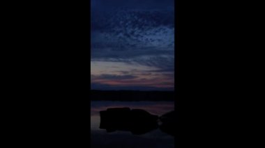 SERIES Kırmızı turuncu gün batımı gökyüzü video 4k kırmızı turuncu bulutlu zaman geçişi arkaplanı koyu mor gün batımı bulutu hızlandırılmış 4k akşam bulutları 4k karanlık günbatımı bulutları hareket ediyor
