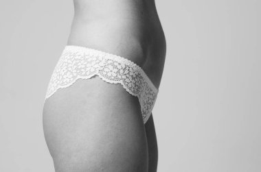 İç çamaşırlı zarif bir kadının portresi..