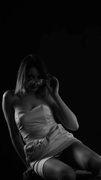 Красива Жінка Коротким Слухом Сукні Позує Темному Студійному Фоні — стокове фото