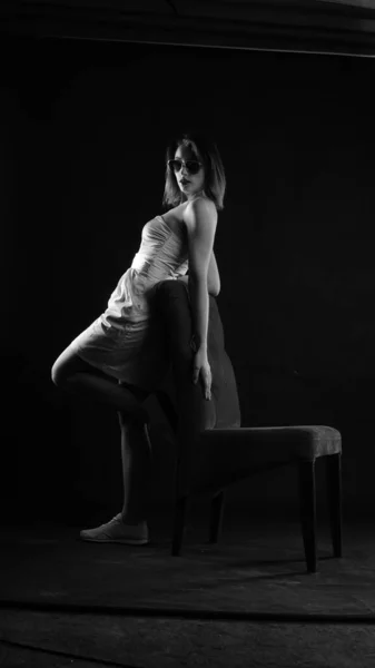 Belle Femme Avec Courte Entendre Robe Posant Sur Fond Sombre — Photo