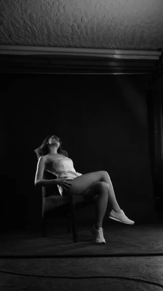 Красива Жінка Коротким Слухом Сукні Позує Темному Студійному Фоні — стокове фото