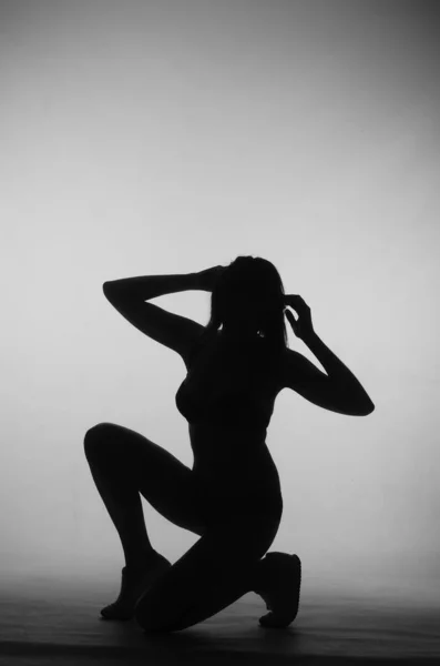 Силуэт Красивой Женщины Коротким Слухом Нижнем Белье Позирует Светлом Фоне — стоковое фото