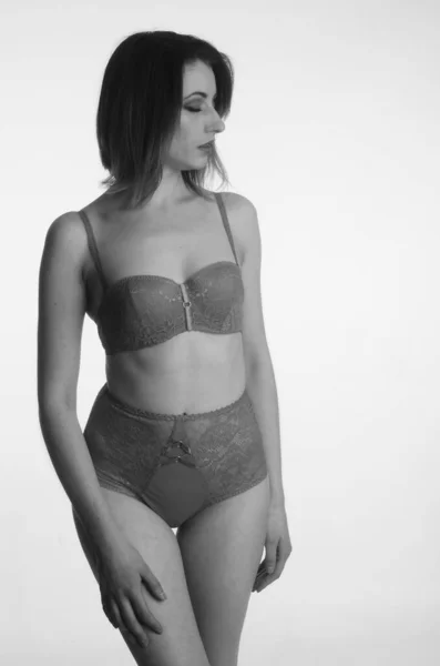 Belle Femme Avec Courte Entendre Lingerie Posant Sur Fond Studio — Photo