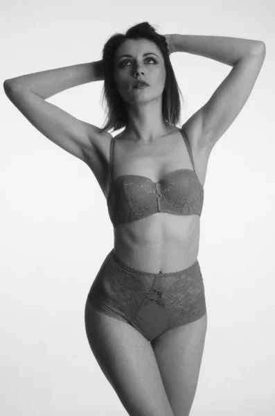 Belle Femme Avec Courte Entendre Lingerie Posant Sur Fond Studio — Photo