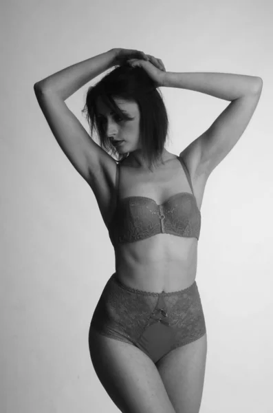 Vacker Kvinna Med Kort Höra Underkläder Poserar Ljus Studio Bakgrund — Stockfoto