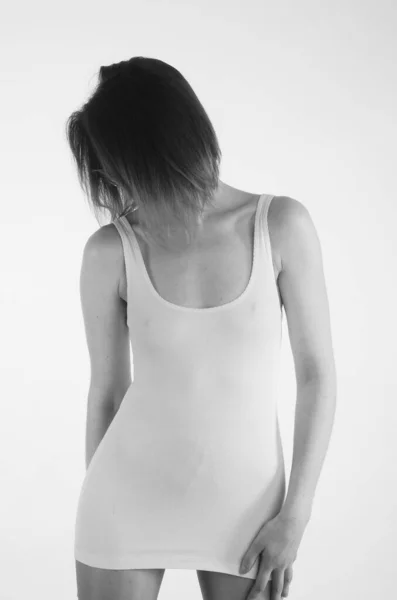 Piękna Kobieta Krótkim Usłyszeć Stylowe Ubrania Pozowanie Ciemnym Tle Studio — Zdjęcie stockowe