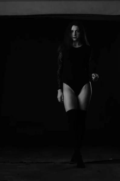 Belle Brune Jeune Femme Body Noir Posant Sur Fond Sombre — Photo