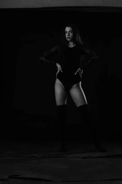 Belle Brune Jeune Femme Body Noir Posant Sur Fond Sombre — Photo