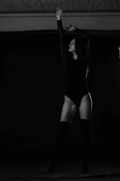 Красивая Брюнетка Молодая Женщина Черном Боди Позирует Темном Фоне Студии — стоковое фото