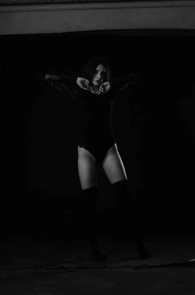 Hermosa Morena Joven Mujer Negro Bodysuit Posando Sobre Oscuro Estudio — Foto de Stock