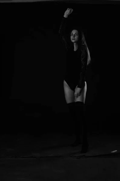 Красива Брюнетка Молода Жінка Чорному Костюмі Позує Темному Студійному Фоні — стокове фото