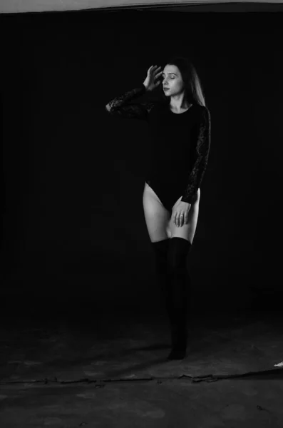 Hermosa Morena Joven Mujer Negro Bodysuit Posando Sobre Oscuro Estudio —  Fotos de Stock