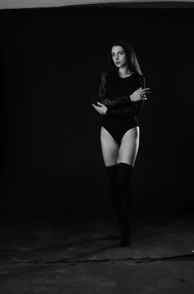 Hermosa Morena Joven Mujer Negro Bodysuit Posando Sobre Oscuro Estudio — Foto de Stock